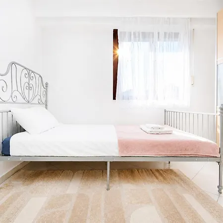 2 Bedroom Flat Bonnevoie - Sleeps 7 Apartman